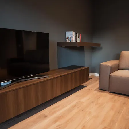 Dyrrhachium Elegance - Stylish Center